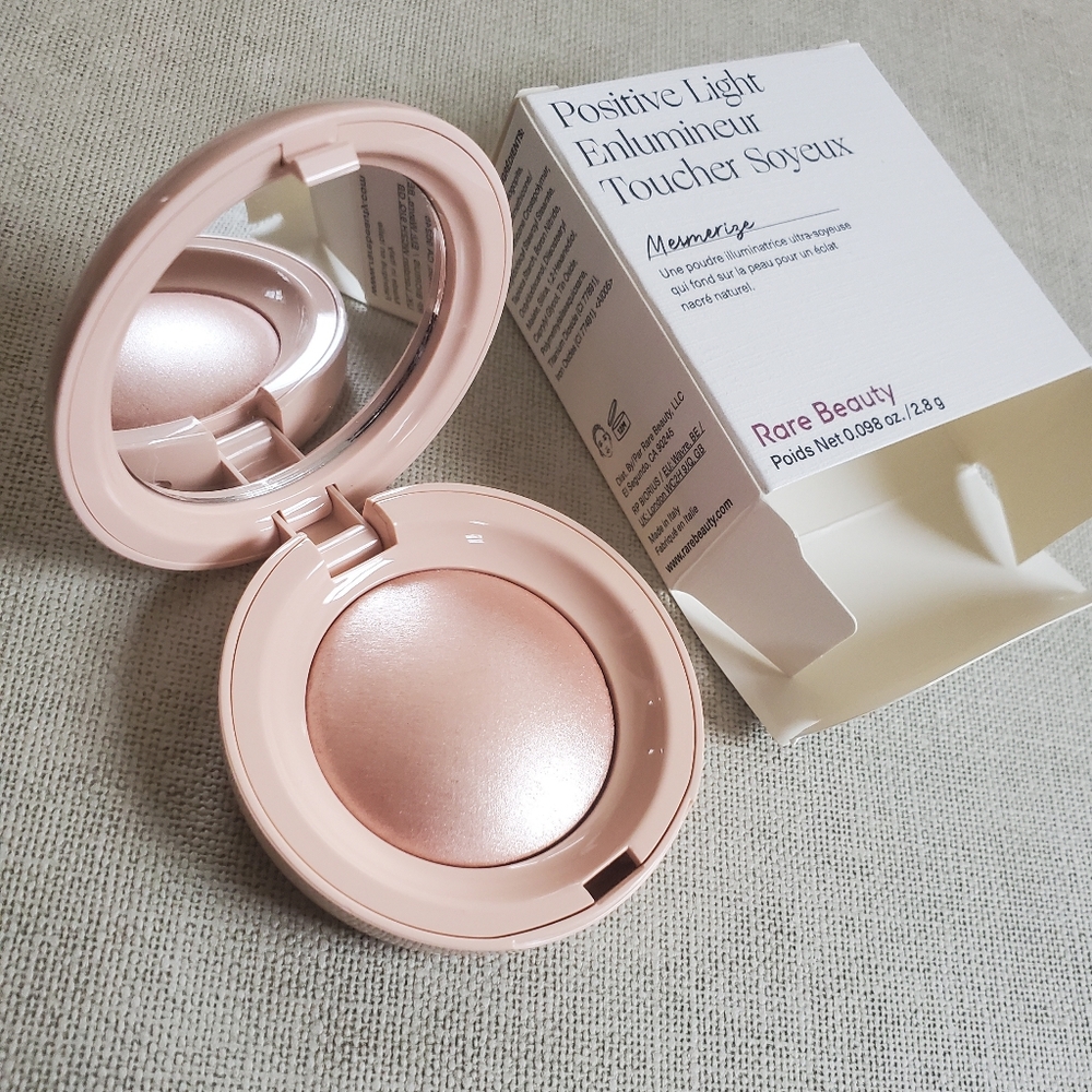 Rare Beauty Positive Light Silky Touch Highlighter Mesmerize